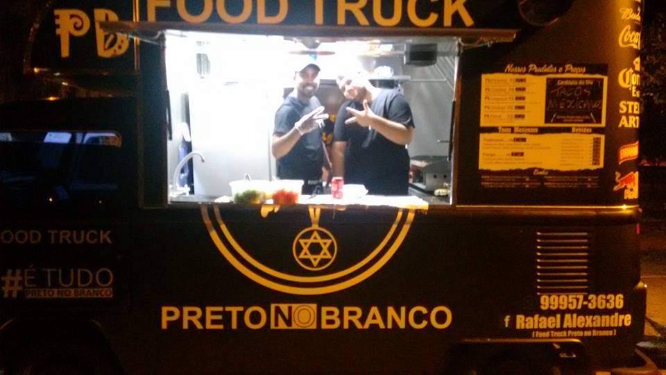 Food Truck Preto no Branco.