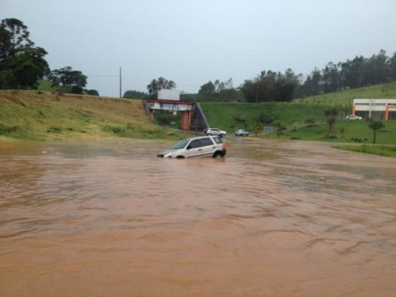 Carro preso na enchente na rodovia MG-290.