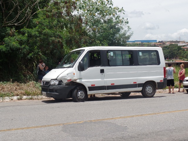 Carro bate em van da prefeitura municipal de Ouro Fino.