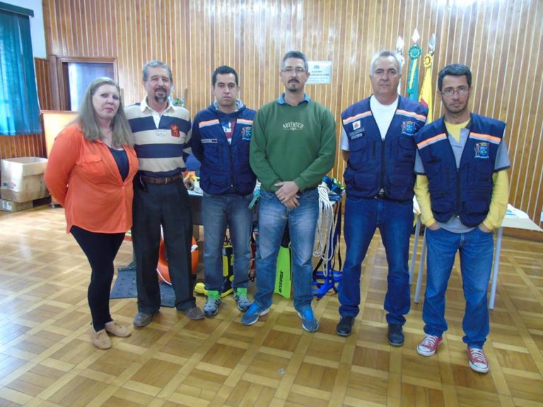 Funcionários da prefeitura de Jacutinga visitam a Defesa Civil de Ouro Fino