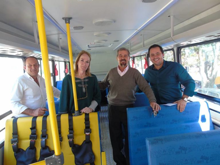 Prefeitura de Ouro Fino recebe mais um ônibus escolar