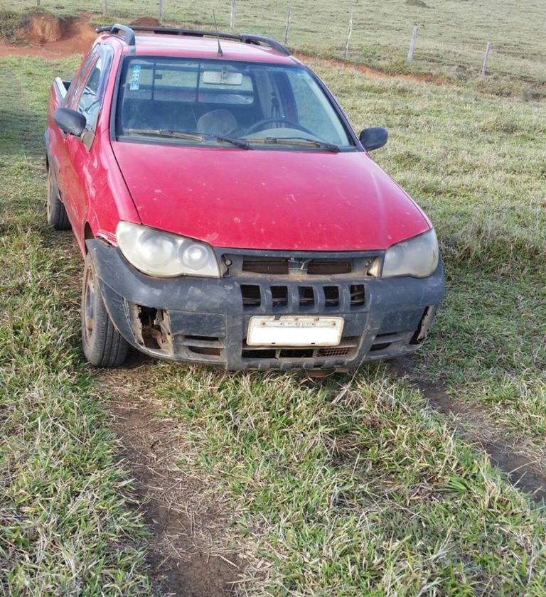 Polícia Militar de Ouro Fino recupera carro abandonado na Zona Rural