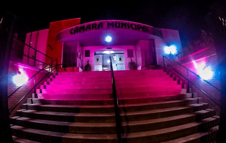 Câmara Municipal recebe iluminação especial em virtude do Outubro Rosa