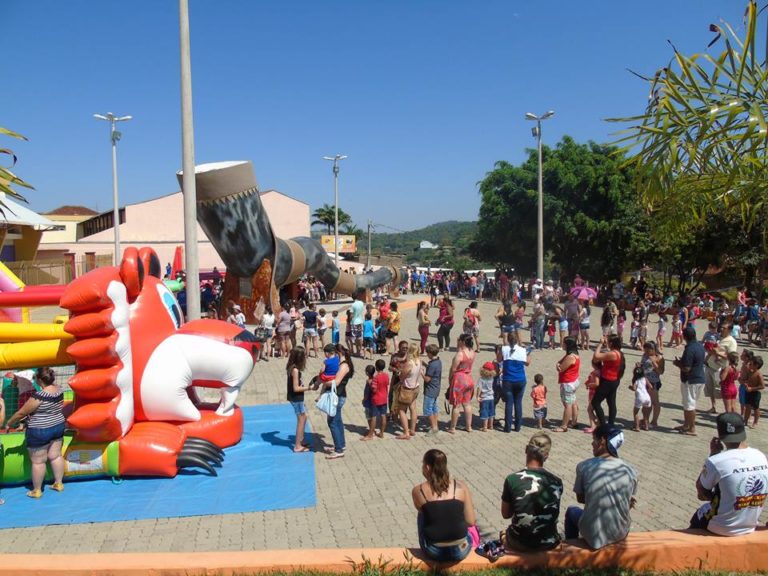 Dia das Crianças é comemorado com uma grande festa na Praça do Berrante; veja fotos