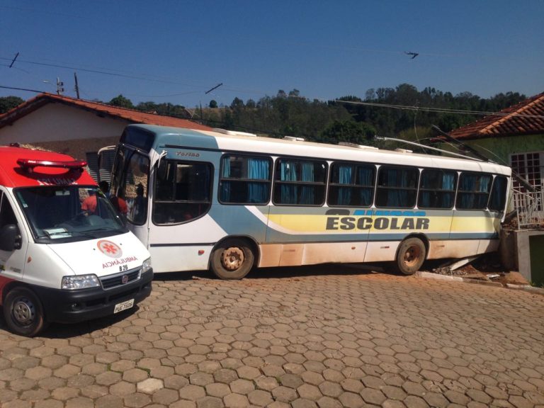 Ônibus perde o freio e invade casa em São José do Mato Dentro