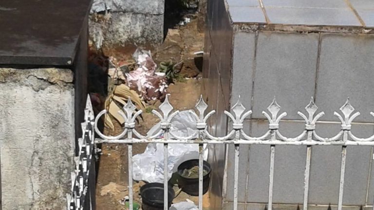 População deixa o Cemitério Municipal de Ouro Fino sujo após o Dia de Finados