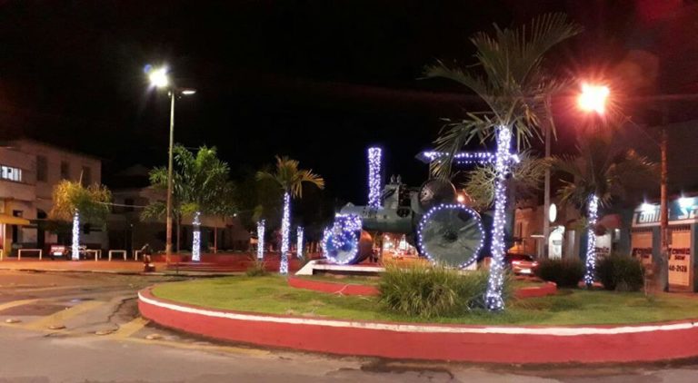Praça da Baronesa recebe decoração natalina