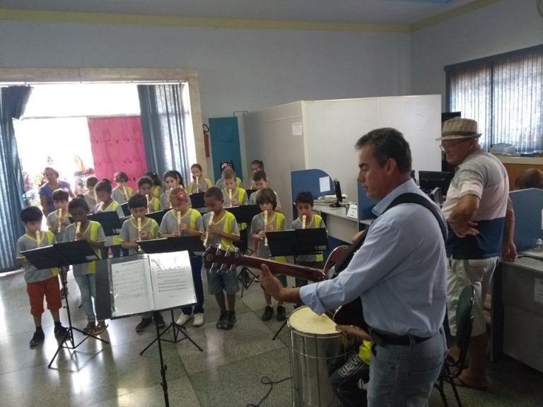 Alunos da Escola Estadual Delorme de Avelar Muniz emocionam servidos públicos com apresentação musical