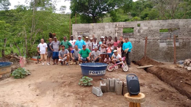 Grupo de cristãos constrói casa para família carente
