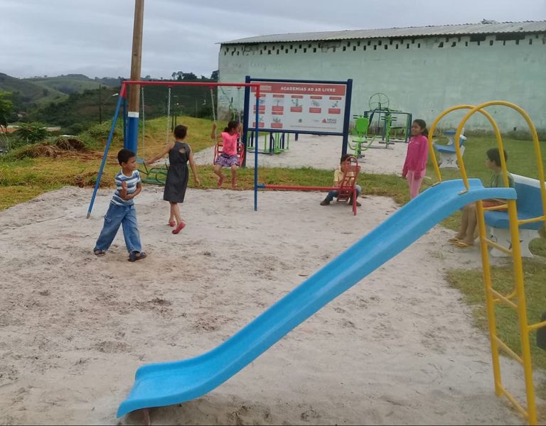 Playground é instalado no bairro Jardim Centenário