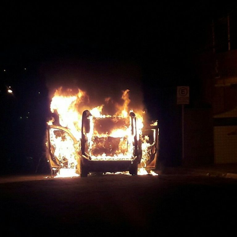 Carro pega fogo no Jardim Centenário; confira o vídeo