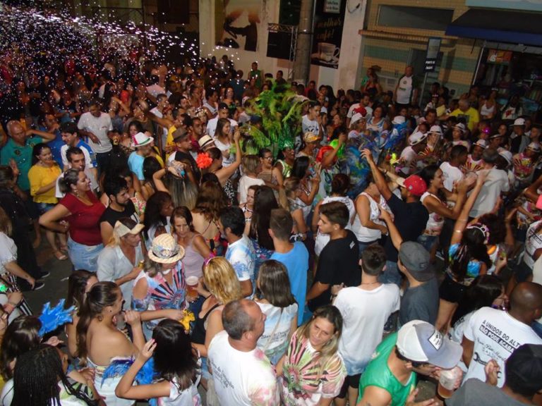 Ouro Fino em Folia: Confira algumas fotos da segunda noite de carnaval