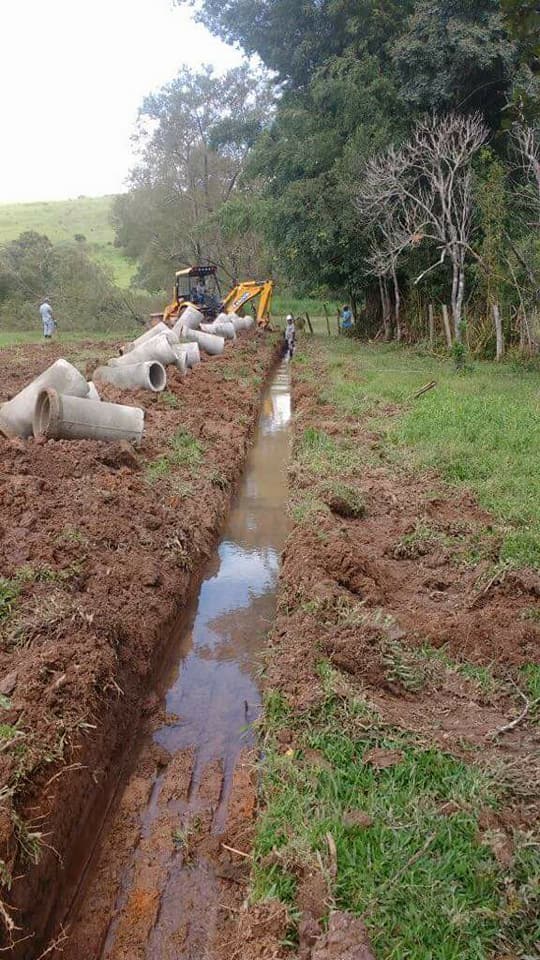 DMAAE realiza obra para melhorar o escoamento de água em São José do Mato Dentro