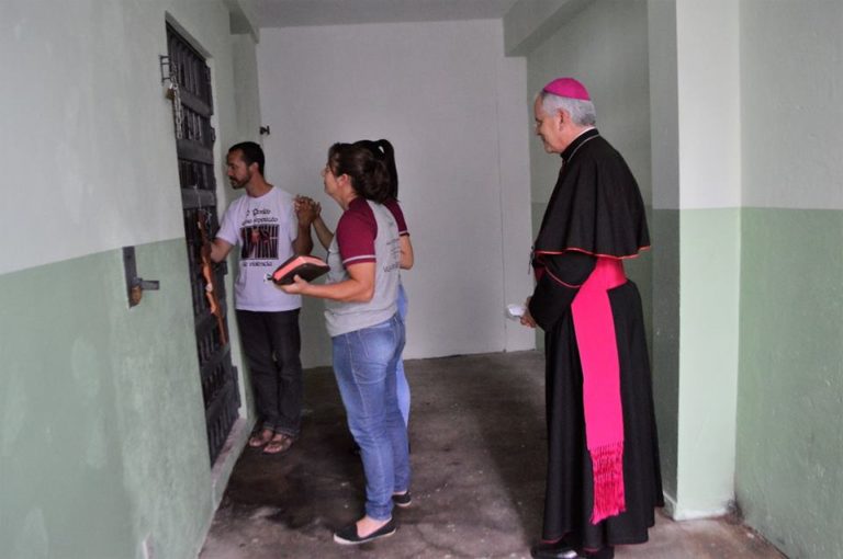 Arcebispo de Pouso Alegre visita presídio de Ouro Fino