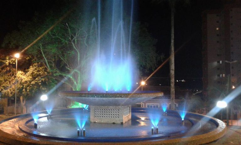 Fonte Luminosa volta a iluminar a Praça da Matriz
