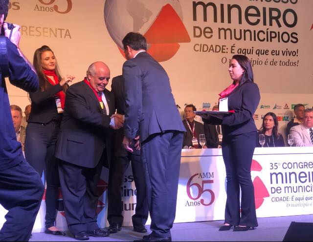 Deputado Dalmo é premiado com a Medalha do Mérito Municipalista