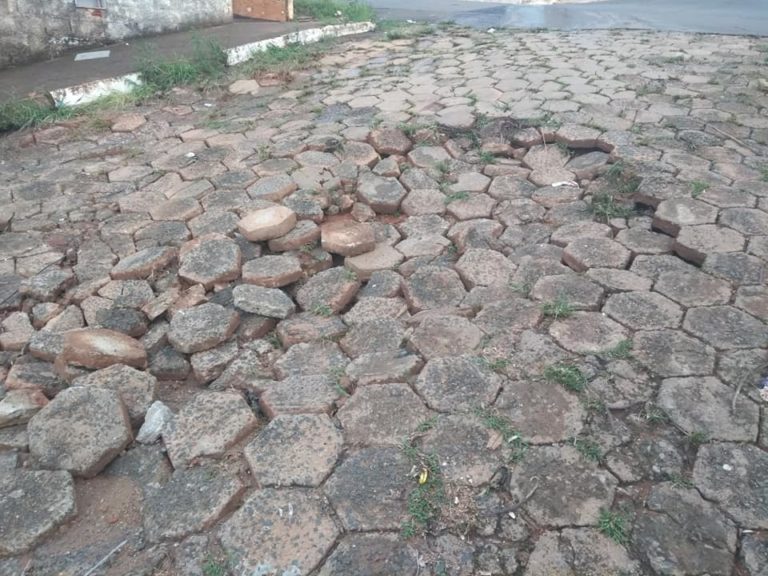 Moradores reclamam de buracos em rua do bairro Jardim Belo Horizonte
