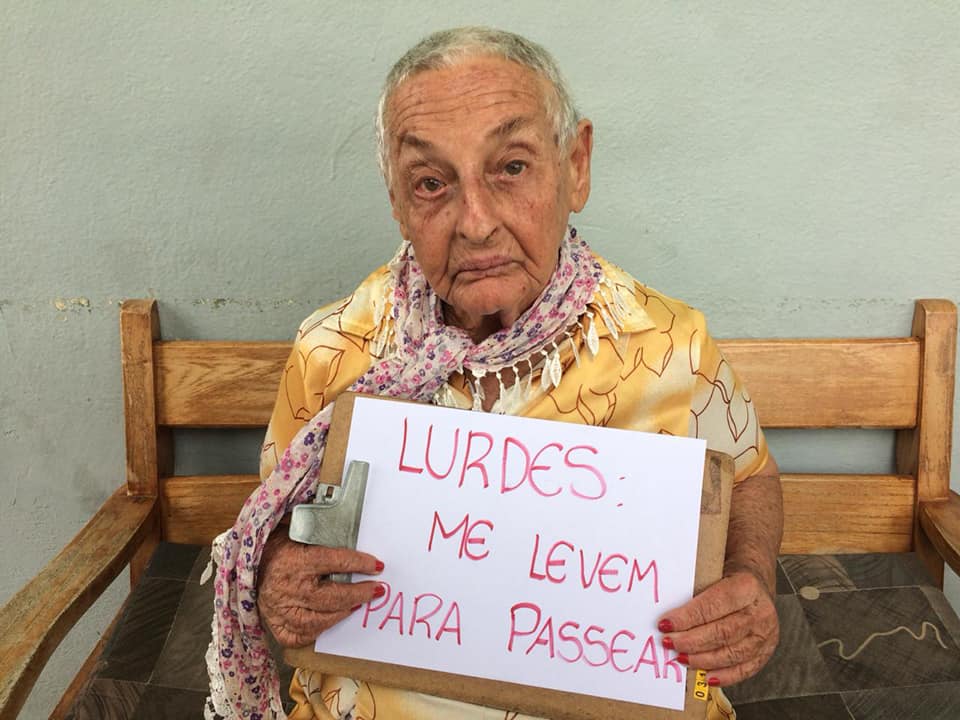 Solidariedade e emoção: voluntários realizam campanha de Natal para idosos  do asilo