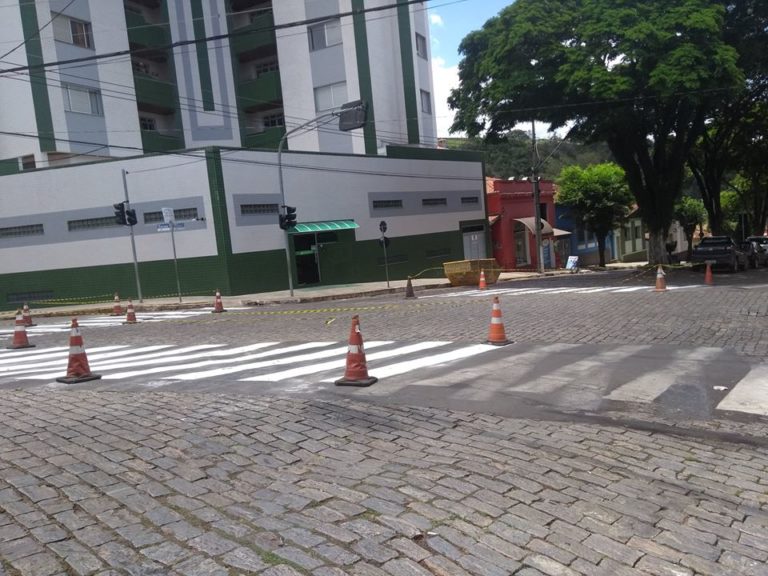 Prefeitura realiza pintura de sinalização de trânsito