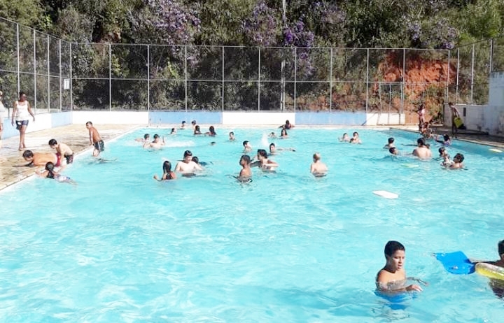 Crianças se divertem na piscina pública de Ouro Fino