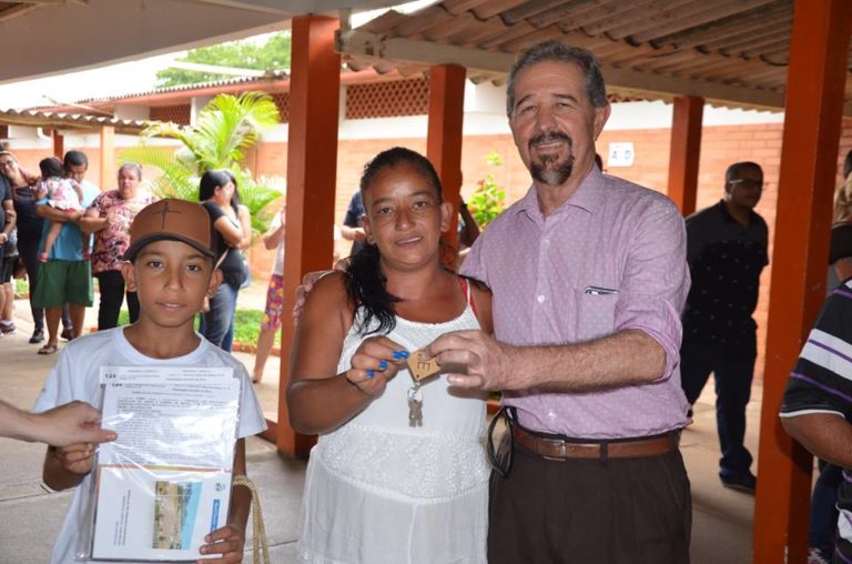 150 famílias recebem a chave de sua casa própria em Ouro Fino