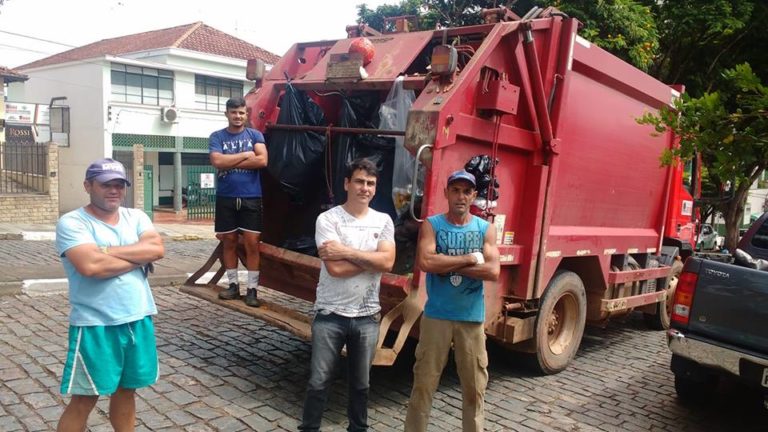 Coletores de lixo protestam contra Prefeitura