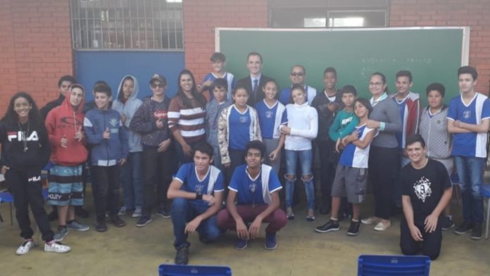 Rafael Silva e alunos do Guerino