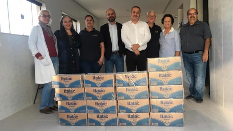 Rotary Club doa caixas de leites para Santa Casa de Ouro Fino