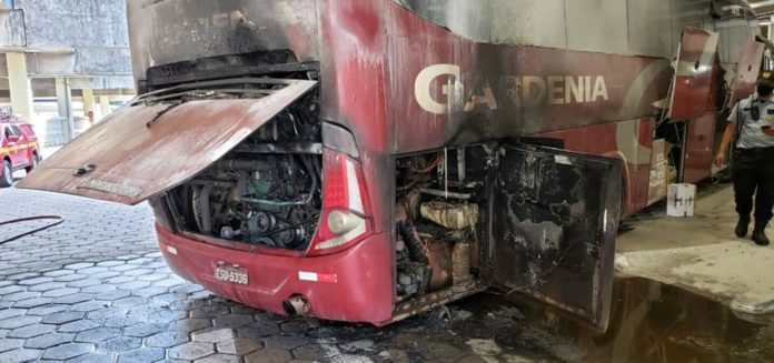 Ônibus da Gardênia pega fogo em BH