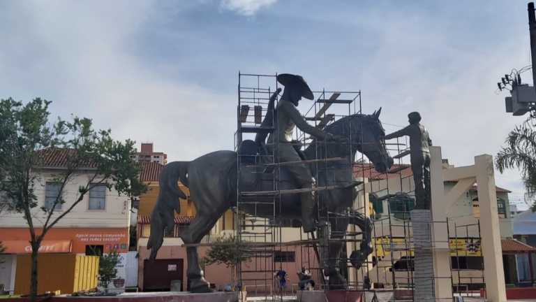 Estátua do Boiadeiro na Praça da Baronesa está sendo finalizada