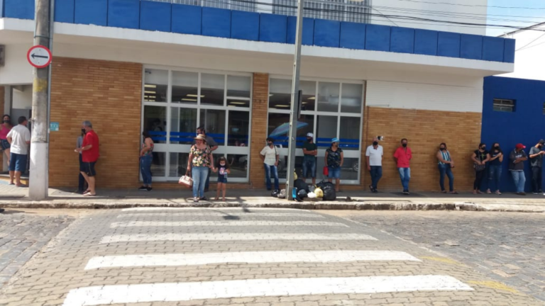 Fila para atendimento na Caixa Econômica Federal chega até a Rua Gustavo Barbosa