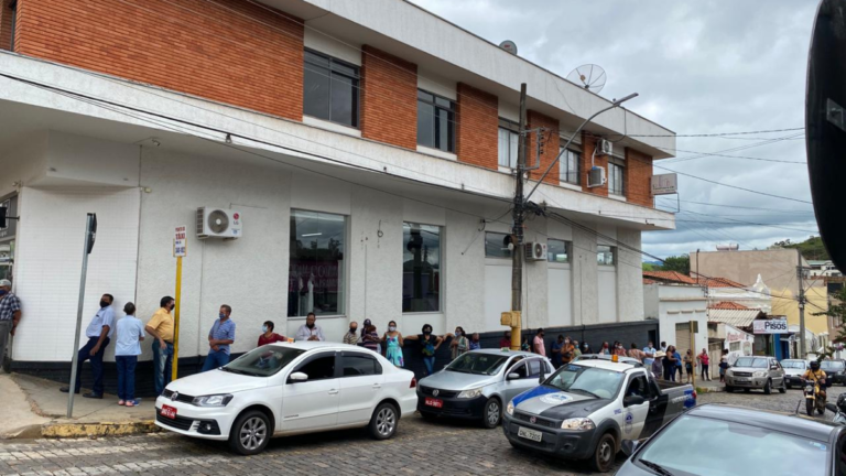 Fila do banco Itaú chega até a rua Senador Júlio Brandão