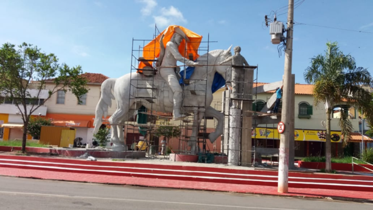 Menino da Porteira é construído junto a estátua do Boiadeiro na Praça da Baronesa