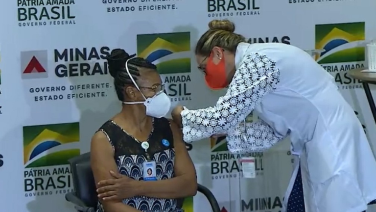 Técnica de enfermagem é a primeira pessoa vacinada contra a Covid-19 em Minas Gerais