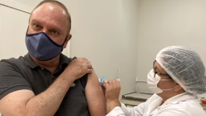 Henrique Wolf recebe primeira dose da vacina (Foto: Prefeitura de Ouro Fino)