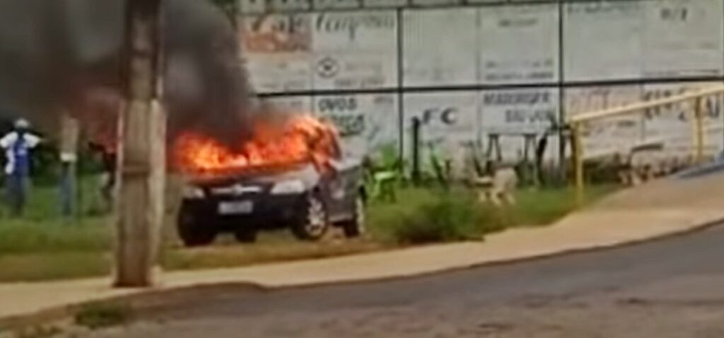Homem incendeia próprio carro para chamar a atenção da família