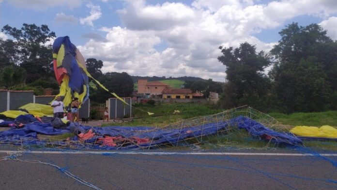 Balão cai em cima de fiação elétrica de casa nas margens da BR-267