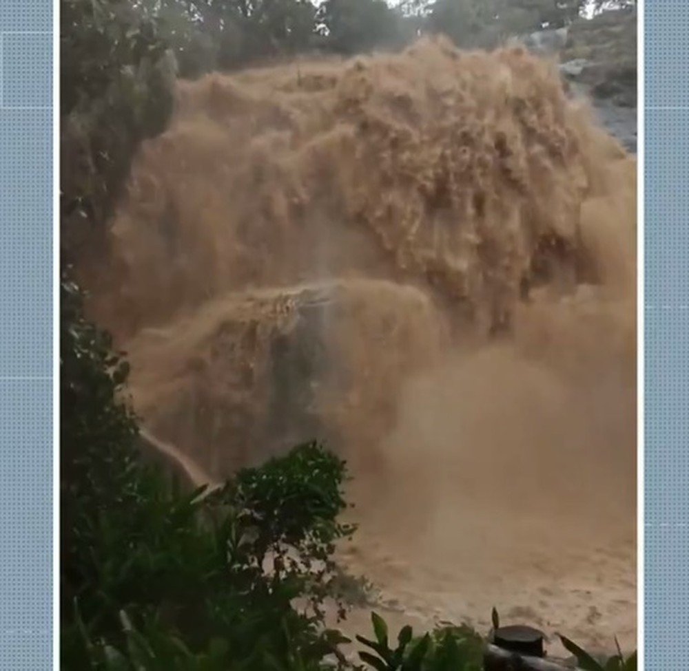 Cabeça d'agua atinge cachoeira e alaga estrada rural em Bueno Brandão Reprodução EPTV