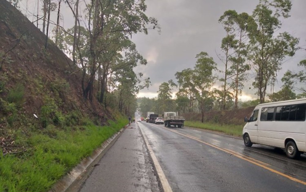 Chuva causa pelo menos dois acidentes na rodovia do Contorno, em Poços de Caldas, MG - Reprodução - EPTV
