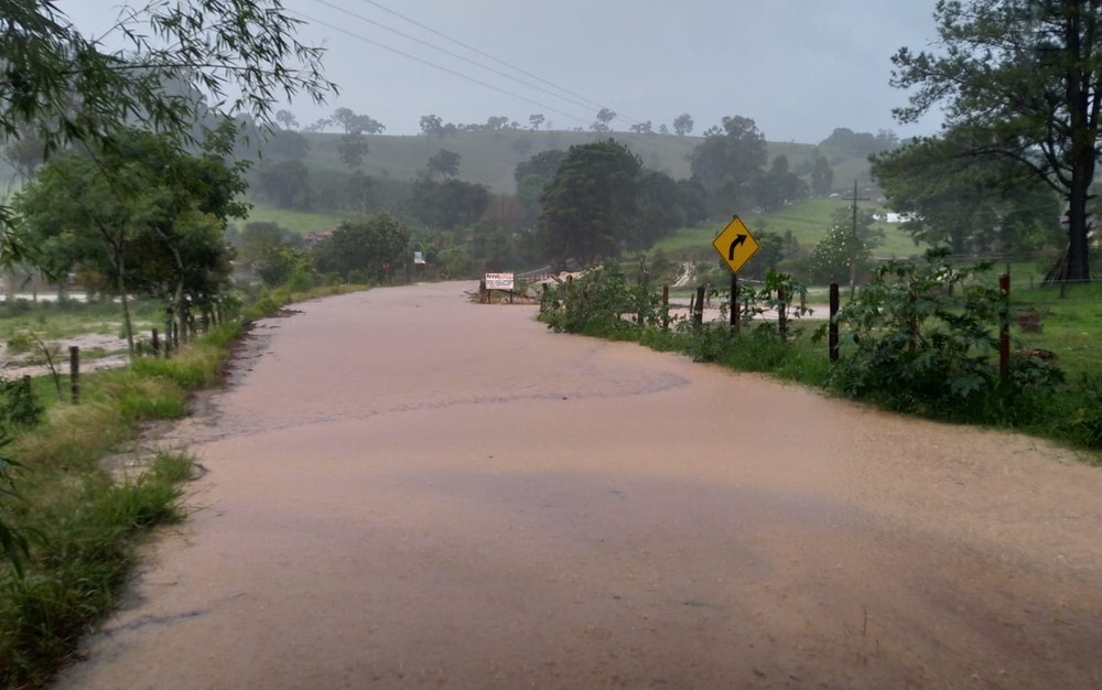 Forte chuva alaga estrada rural de Bueno Brandão