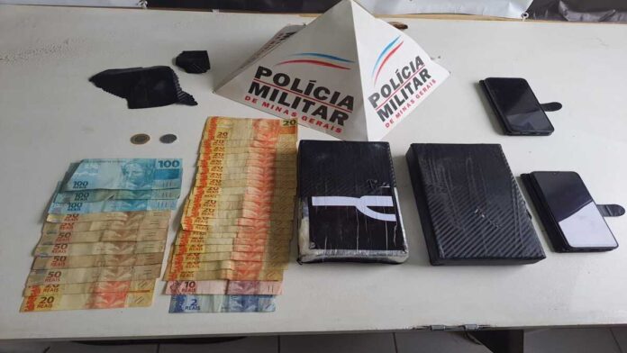 Homem é preso por suspeita de tráfico com 02 tabletes de cocaína em Pouso Alegre