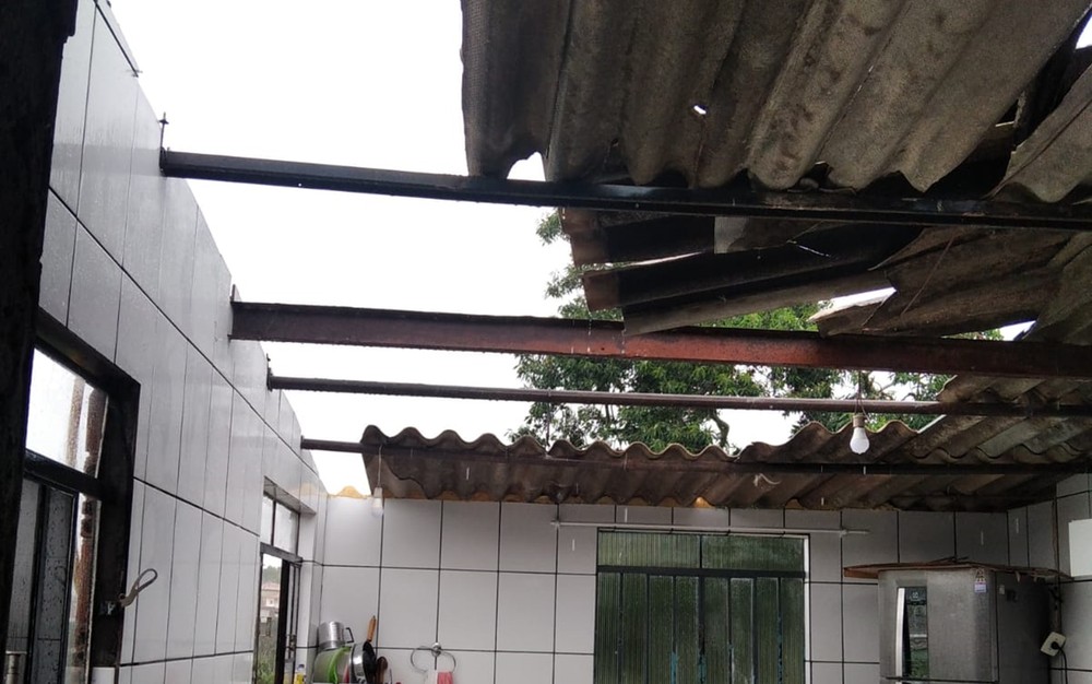 Temporal destelha casas e deixa moradores desalojados em Campestre