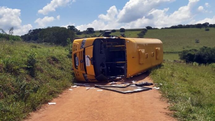 Ônibus Escolar com nove crianças tomba em zona rural de Pouso Alegre