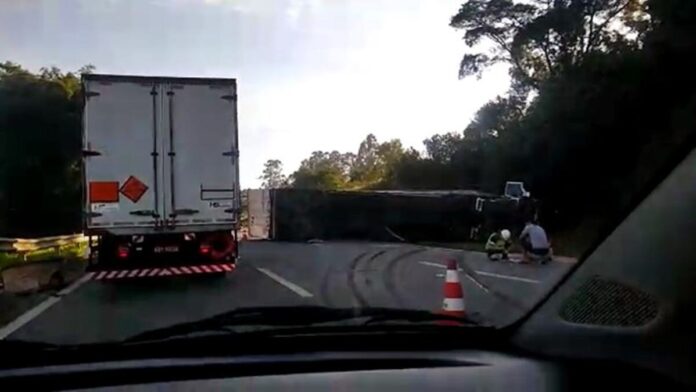 Caminhão tomba e interdita pista da Fernão Dias em Pouso Alegre