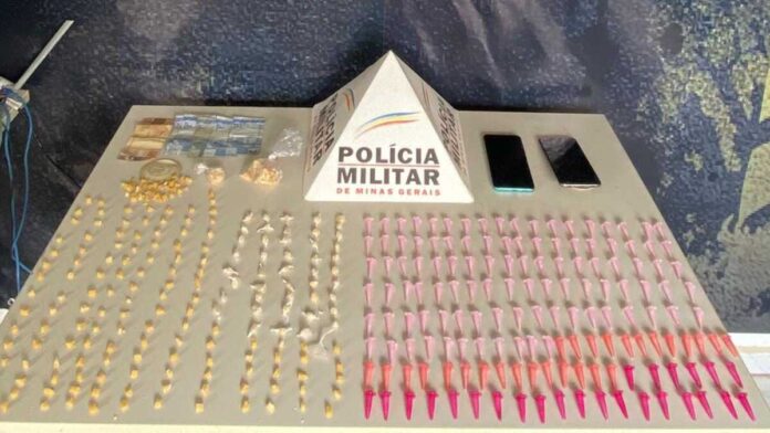 Mulher é presa e adolescentes apreendidos por tráfico de drogas em Pouso Alegre