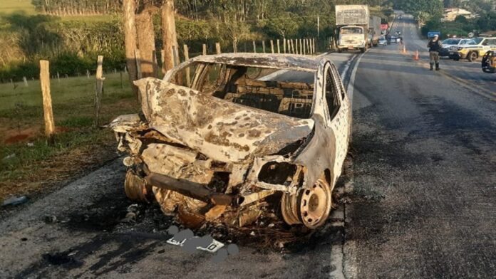 Homem morre carbonizado após batida envolvendo dois carros na BR-459, em Pouso Alegre