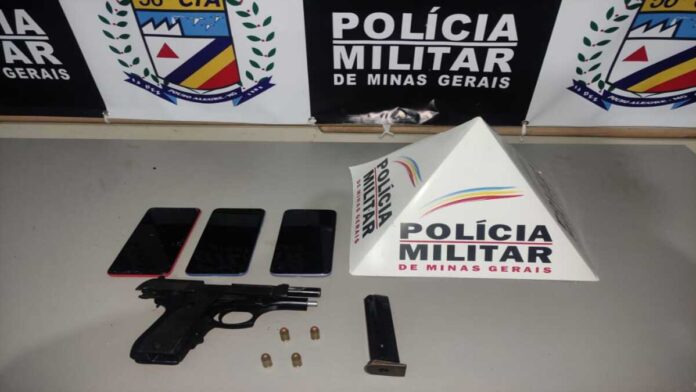 Celulares recuperados e arma apreendida pela Polícia Militar