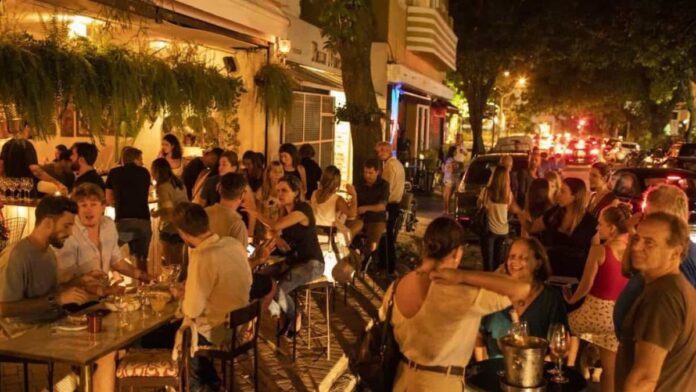 Câmara aprova projeto de lei que regulamenta uso das calçadas por bares e restaurantes