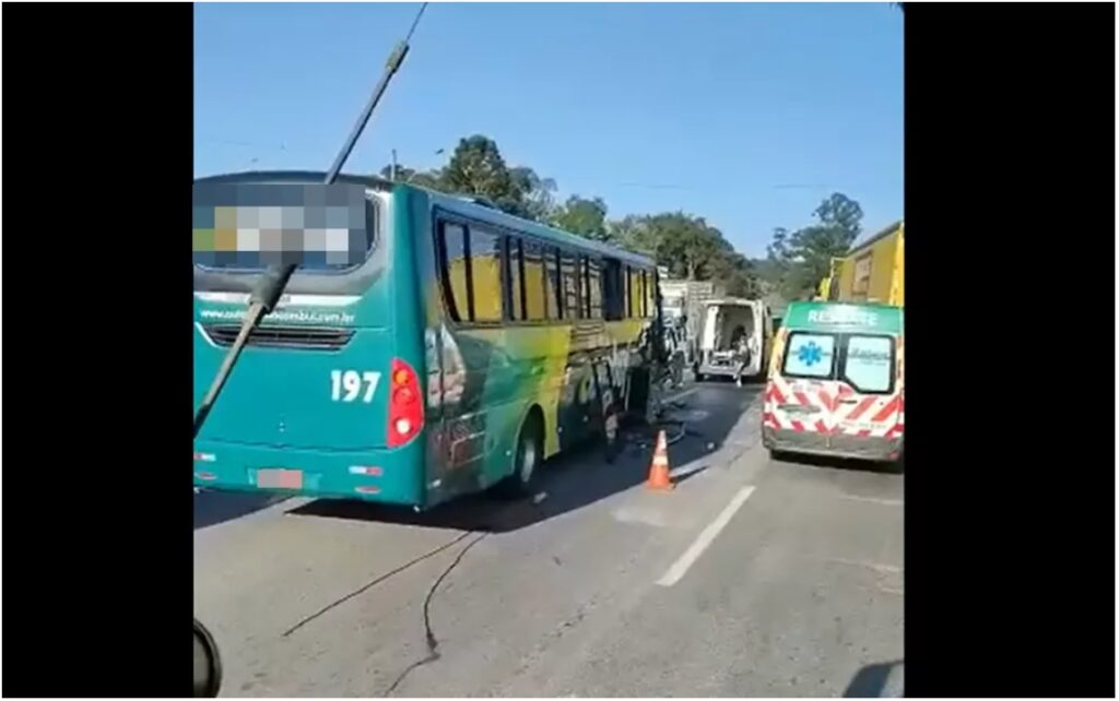 Acidente entre ônibus de passageiros e carreta na Rodovia Fernão Dias em Cambuí