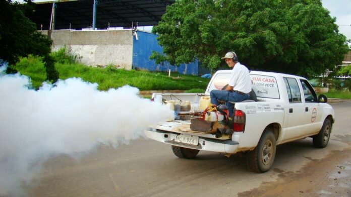 Carro fumacê contra a Dengue em Ouro Fino